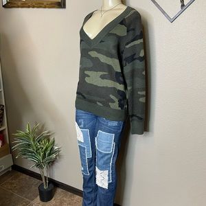 💚Great USED Condition John + Jenn wool V Neck Top